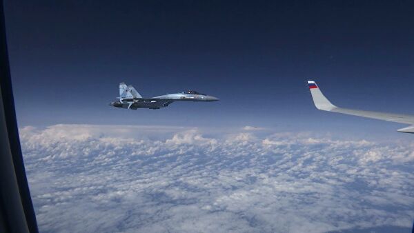 Су-27 сопровождает Ту-214
