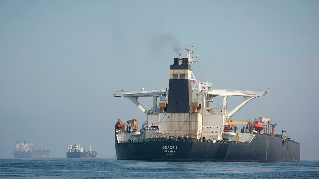 Управление по контролю за иностранными активами Министерства финансов США внесло в санкционный список иранский нефтяной танкер Adrian Darya 1, который был задержан у берегов Гибралтара британскими военными по подозрению в перевозке нефти в Сирию, и его капитана Акхилеша Кумара.
