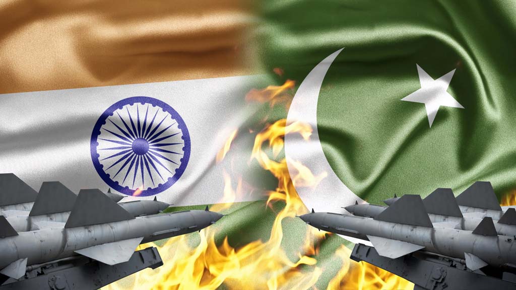 Премьер-министр Пакистана Имран Хан заявил, что в связи с действиями Индии в Кашмире, два государства обладающие ядерным оружием, становятся все ближе к прямому военному столкновению. В связи с этим, по мнению Хана, мировому сообществу следует принять незамедлительные меры по урегулированию ситуации.