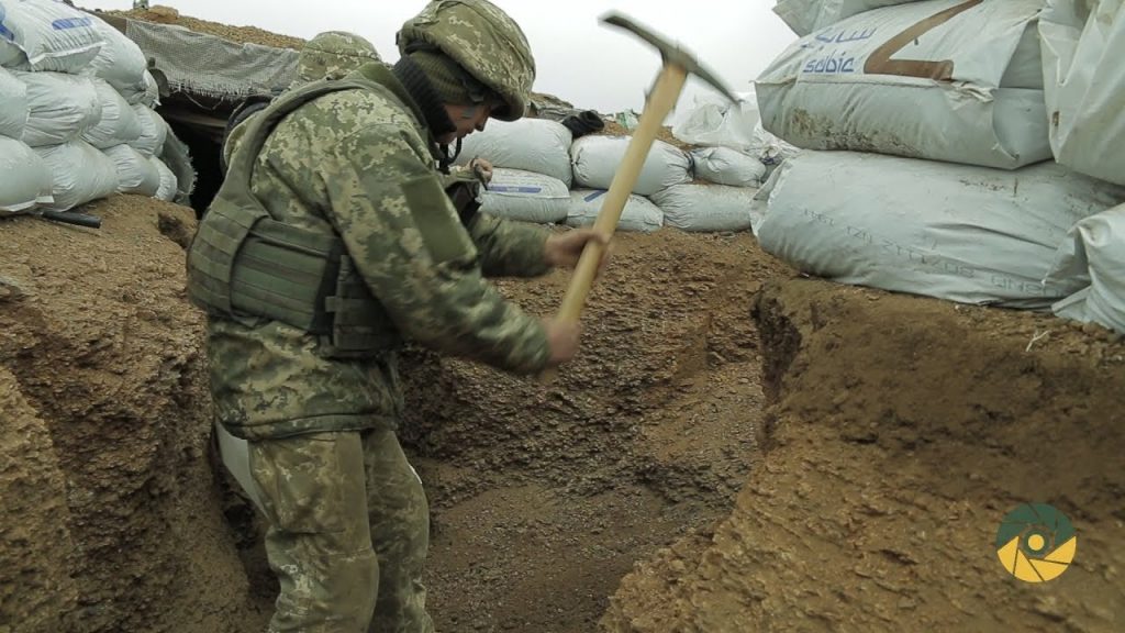 "Мирный план": Боевики ВСУ окапываются у переездов Донбасса и усиливают обстрелы