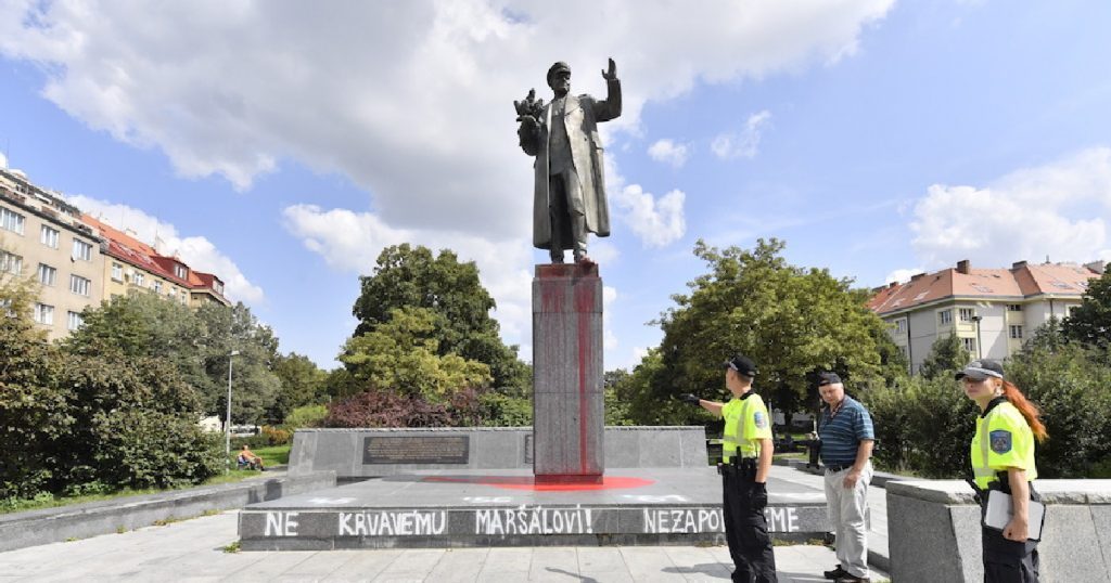 Памятник маршалу Коневу власти Праги решили "спрятать"