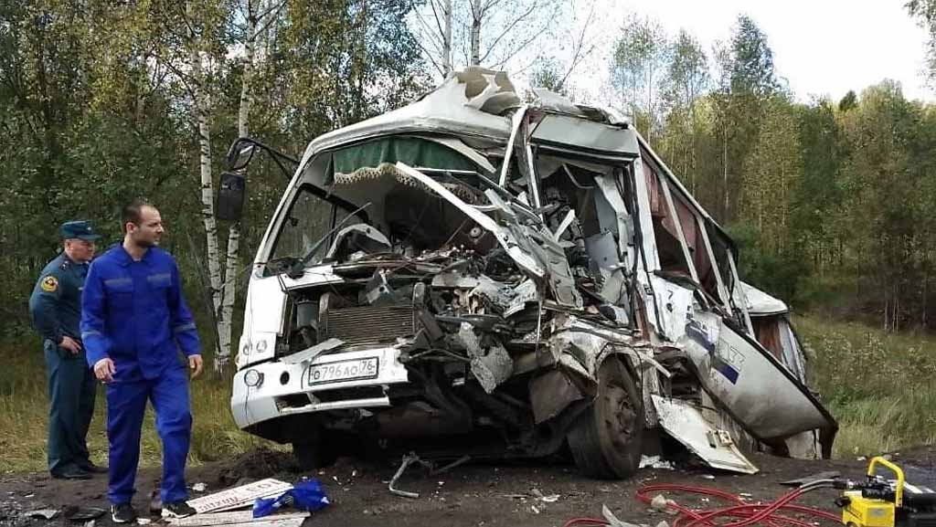 Пассажирский автобус ПАЗ столкнулся с грузовиком в Ярославской области, в результате ДТП семь человек погибли, еще 21 человек получил ранения различной степени тяжести, сообщили в управлении МЧС по Ярославской области. Среди пострадавших восьмилетний ребенок.