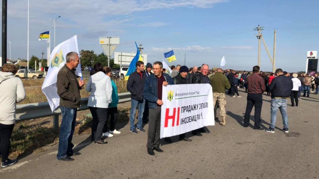 В Любашевском районе Одесской области сельхозпроизводители протестуют против аграрной реформы. Они вышли на трассу Киев-Одесса и, чтобы привлечь внимание властей, поставили вдоль дороги большую аграрную технику.