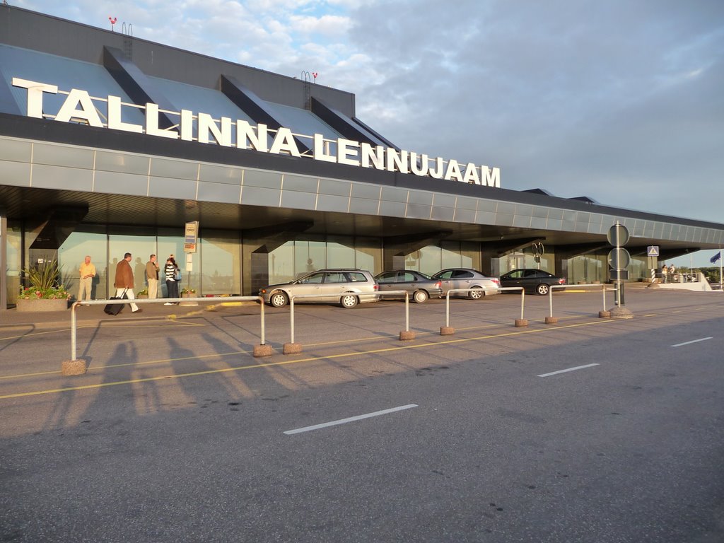 На подлёте: Пятеро украинцев были выдворены из Эстонии в аэропорту Таллина