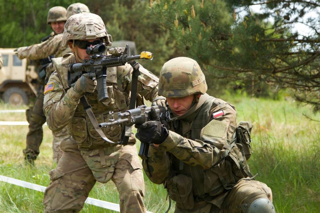 Латвия принимает учения НАТО, Россия инспектирует проведение