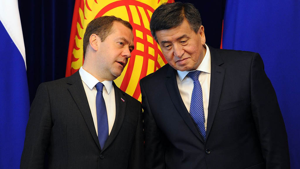 Кыргызстан и Россия обсуждают возможность повышения лимита денежных переводов из одной страны в другую. Этот вопрос впервые был поставлен перед послом Аликбеком Джекшенкуловым на форуме киргизской диаспоры в Москве.