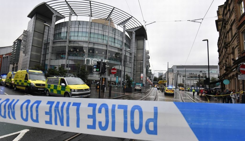 мужчина с ножом напал на людей в торговом центре Арндейл в английском Манчестере