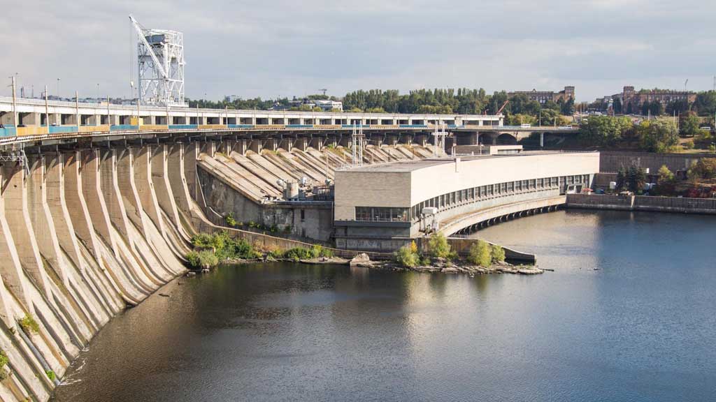 Срок эксплуатации плотины Днепровской ГЭС хотят продлить на 50 лет. Для этого нужна масштабная реконструкция, которая может начаться через два года. Об этом во время поездки в Запорожье заявил генеральный директор ЧАО «Укргидроэнерго» Игорь Сирота.