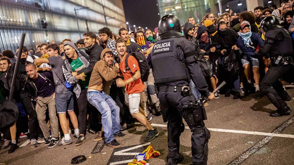 В нескольких крупных городах Каталонии Барселоне, Льейде, Таррагоне и Жироне в пятницу прошла всеобщая забастовка, только в Барселоне в ней приняли участие не менее 525 тысяч человек. В городе были блокированы транспортные магистрали, закрыты некоторые станции метро. Произошли беспорядки и столкновения с полицией.