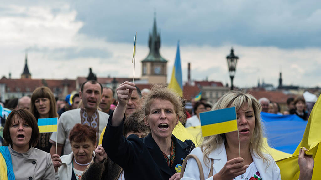 Группа «Рейтинг» провела очередные социологические исследования сред населения Украинцев. Больше половины граждан Украины (56%) самой серьезной угрозой для страны считают массовый отъезд населения за границу, а не, например, конфликт с Россией.