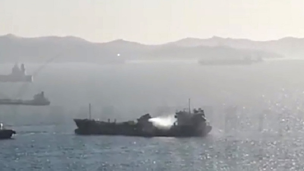 В результате взрыва произошедшего на танкере "Залив Америка" в Находке, погибли два человека, один получил ранения, судьба еще одного человека пока неизвестна, сообщили в морском спасательно-координационном центре Владивостока в субботу.