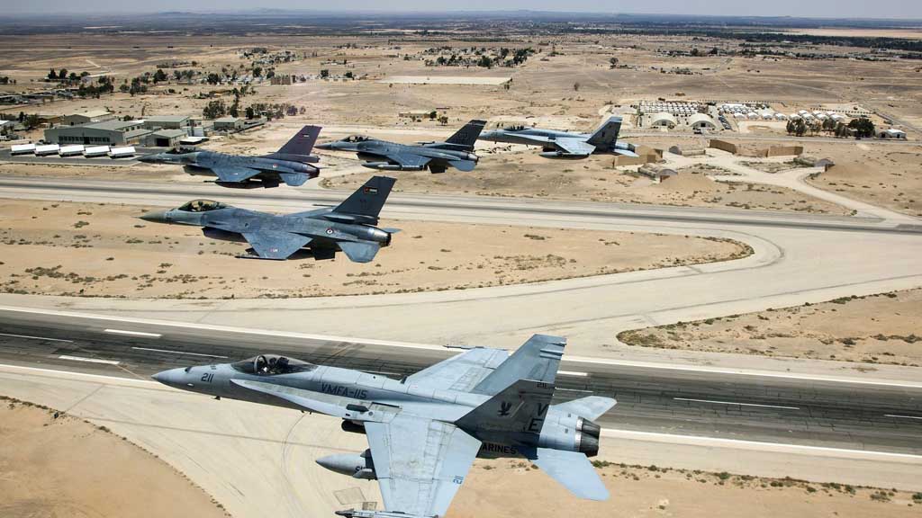 Иракская авиабаза Кайяра в провинции Нинава, на которой дислоцированы военнослужащие США, подверглась ракетному удару, сообщила пресс-служба сил безопасности Ирака. По данным ведомства, на территории базы упали не менее 17 ракет, семь из которых взорвались в воздухе, не достигнув земли.