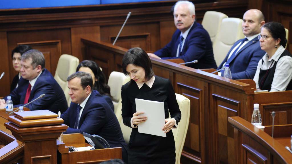 Как и ожидалось, правящая в Молдове коалиция развалилась. Парламент отправил в отставку правительство Майи Санду. Последней каплей терпения для социалистов стала законодательная инициатива, внесённая ей на рассмотрение парламента без согласования с партнёрами по коалиции.