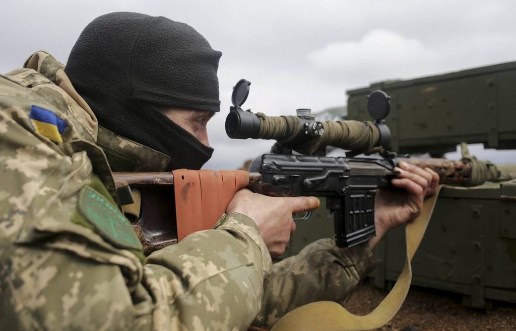 Развод: Снайпер ВСУ бьёт по Петровскому, а в Золотом вооружают "Азов"