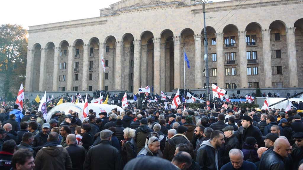 Грузию опять лихорадит. В Тбилиси проходят массовые акции протеста. Митингующие угрожают блокировать здания государственных учреждений, включая парламент, правительство и администрацию президента.