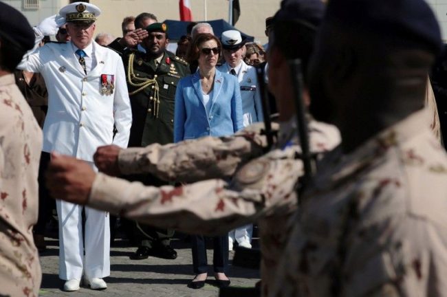 министр обороны Флоренс Парли на военной базе в Абу-Даби, ОАЭ