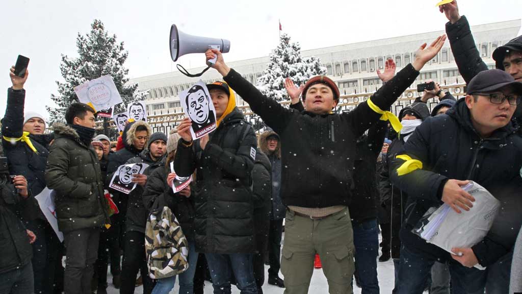Кыргызстан снова на пороге потрясений. В Бишкеке проходят акции протеста, организованные общественными активистами. Требования протестующих – большее внимание со стороны властей к борьбе с коррупцией, а также отставка и уголовное преследование нечистых на руку чиновников.
