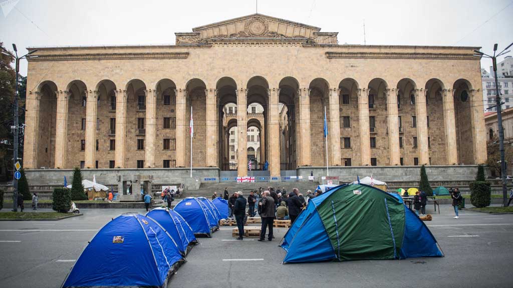 Акции протеста в грузинской столице переходят на дневной «режим работы». В Тбилиси по вечерам достаточно холодно (до минус трёх), а власти запретили протестующим жечь костры. По подсчётам самих оппозиционеров ежедневно на проспекте Руставели в грузинской столице ночует в палатках до пятисот человек.