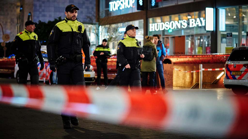 В результате нападения неизвестного с ножом в торговом центре Hudson's Bay в Гааге легкие ранения получили трое несовершеннолетних, сообщила городская полиция. Инцидент произошёл в "черную пятницу", когда многие местные жители отправились по магазинам в торговой части города.