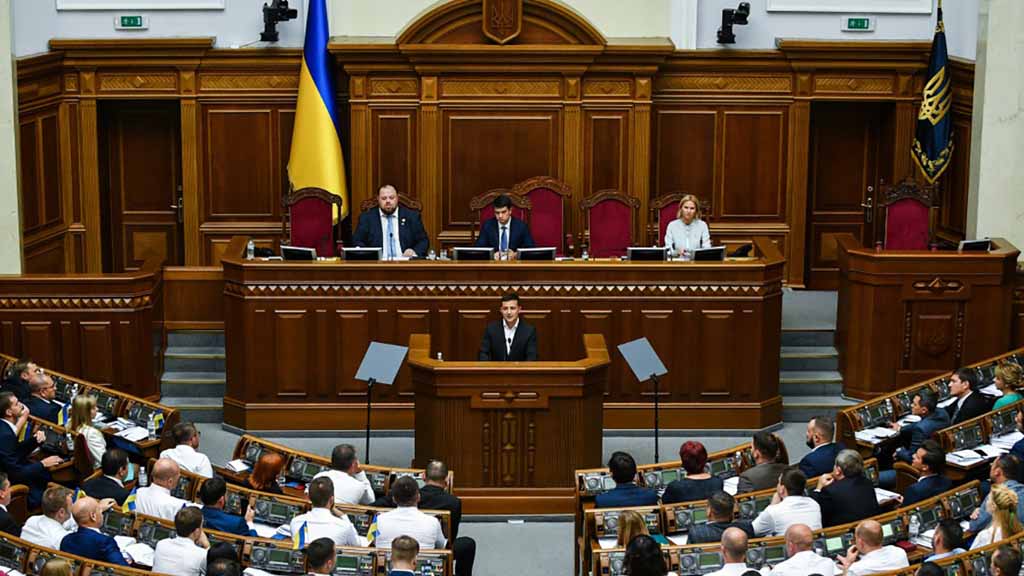 Верховная Рада ещё на год продлила действие закона об особом статусе Донбасса. Решение принято сегодня, 12 декабря, на внеочередном заседании высшего законодательного органа Украины. Поддержали пролонгацию 320 народных депутатов при необходимых 226 голосов.