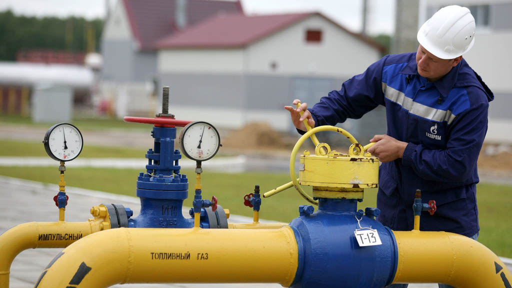 Россия и Украина в ходе прошедших в пятницу переговоров по газовым вопросам подписали протокол договоренностей о продолжении транзита газа через территорию Украины, а также об урегулировании взаимных претензий, сообщил журналистам представитель "Газпрома".