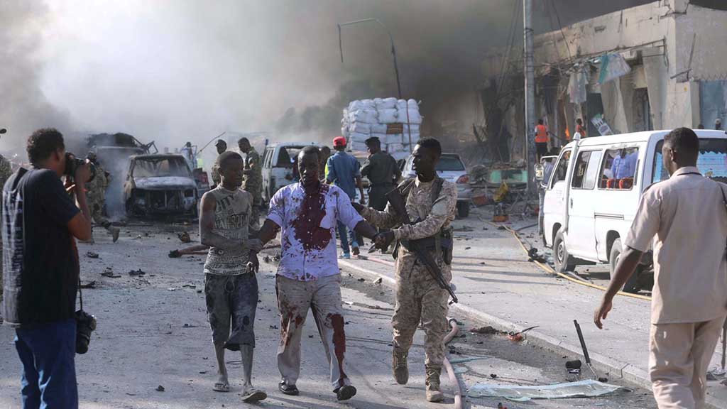 В результате взрыва заминированного автомобиля в столице Сомали Могадишо погибли более 90 человек. Об этом заявил член федерального парламента республики Абдуразак Мухаммед на своей странице в Twitter.