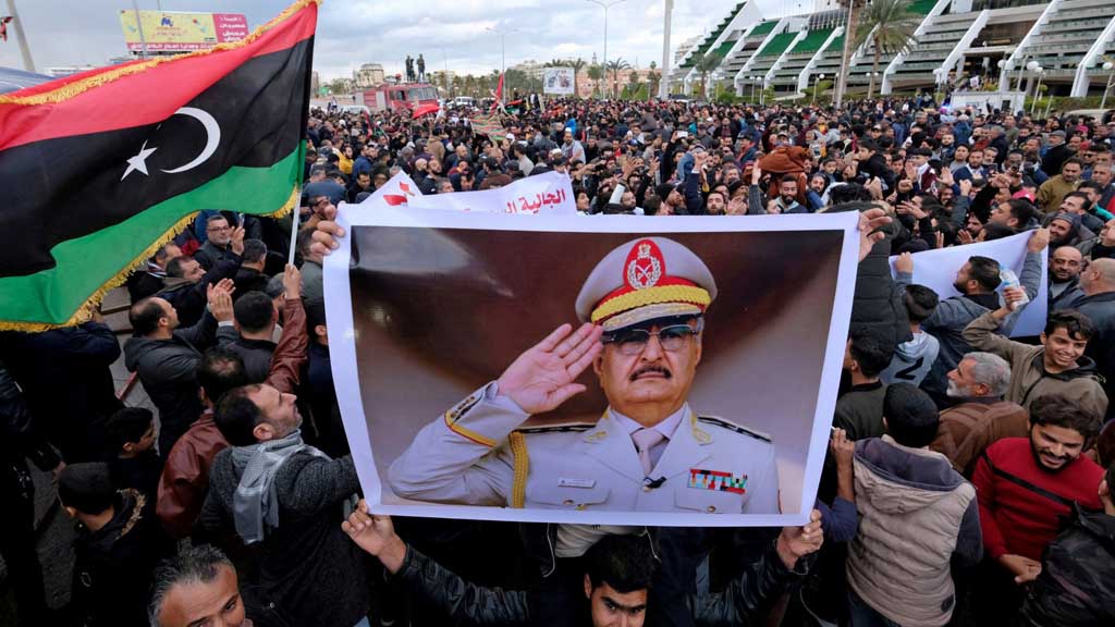 Командующий Ливийской национальной армией Халифа Хафтар объявил всеобщую мобилизацию в Ливии с целью противостоять иностранной агрессии. На такой шаг он пошел после того, как парламент Турции поддержал инициативу правительства направить войска в Ливию для оказания помощи правительству национального единства