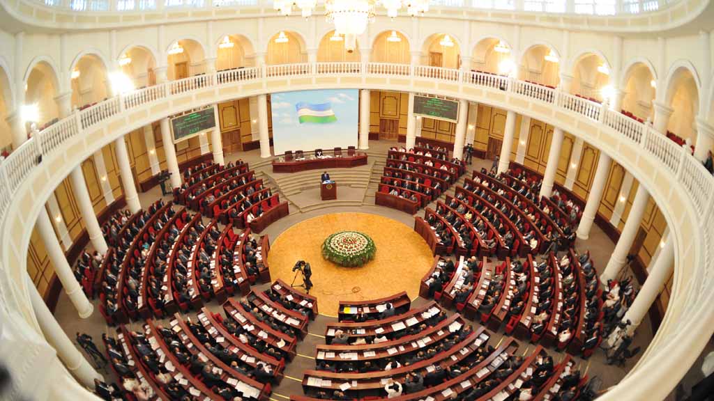 Либерально-демократическая партия одержала убедительную победу на завершившихся выборах в парламент Узбекистана, Олий Мажлис. Как сообщили в Центральной избирательной комиссии, либерал-демократы получили 53 мандата и сформируют коалицию с Демократической партией, в которой будет 36 мандатов