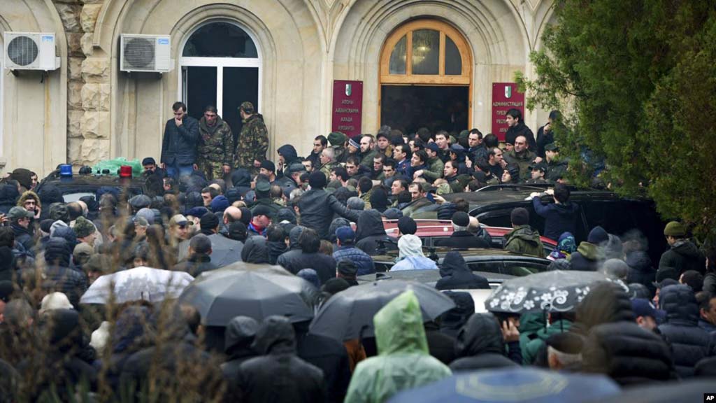 Абхазию в очередной раз социально-политически вспучило. Власти заявляют о попытке государственного переворота. Формулировка пошла в ход после того, как министр обороны Мираб Кишмария заявил, что не отдаст приказ военнослужащим действовать против протестующих.