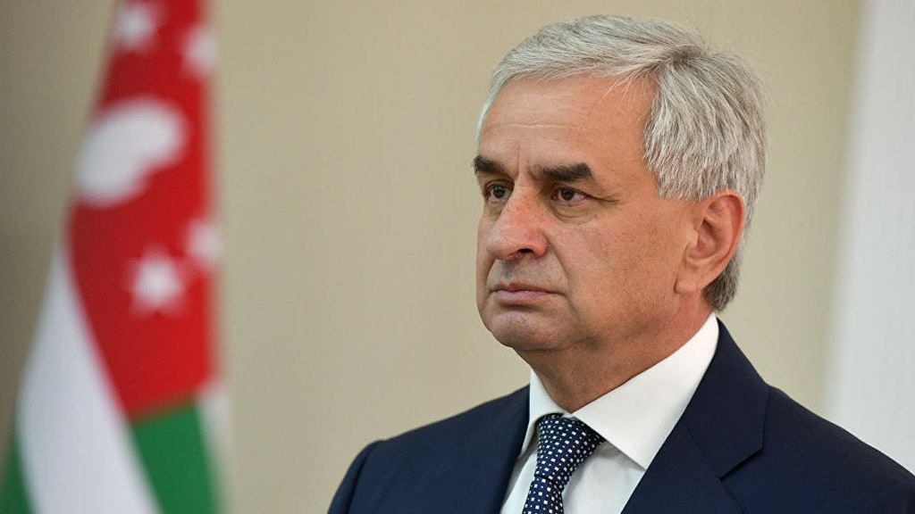 Абхазия в очередной раз оказалась на пороге гражданской войны. В четверг в Сухуме начались акции протеста. Повод – результаты президентских выборов, прошедших ещё в октябре прошлого года. Дошло даже до того, что Народное собрание (парламент) проголосовал за отставку президента Рауля Хаджимбы.