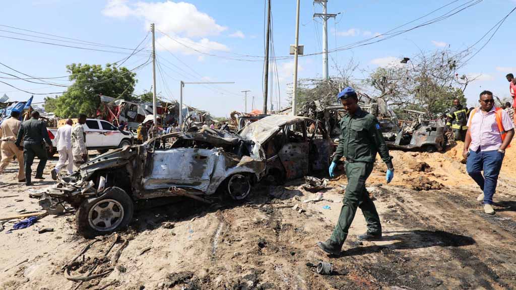 Взрыв начиненного взрывчаткой автомобиля произошел в городе Афгойе в 25 км к северо-западу от столицы Сомали Могадишо. Автомобиль был подорван террористом смертником. Об этом сообщило агентство Reuters со ссылкой на представителя местной полиции.