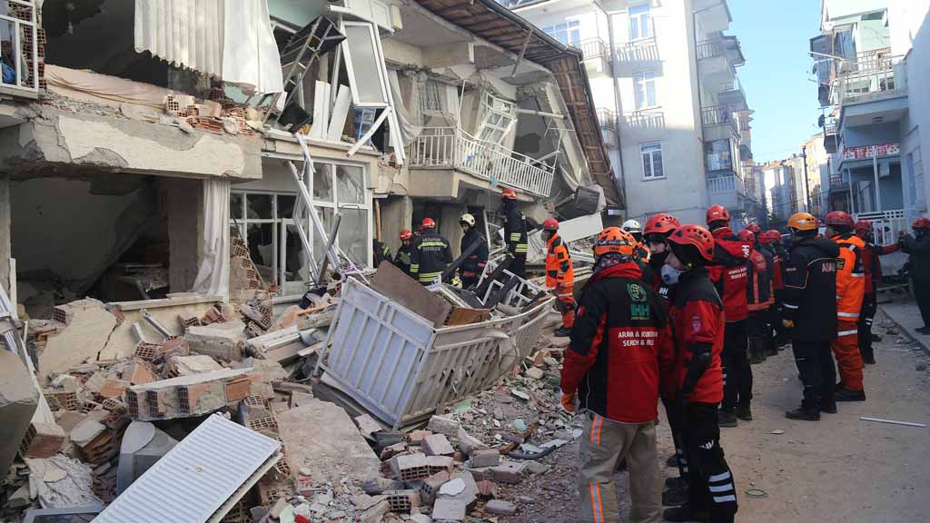 В результате землетрясения магнитудой 6,8, произошедшего на востоке Турции в пятницу вечером погибли не менее 20 человек, еще более 1 тыс. человек получили ранения, разрушены около десятка зданий.