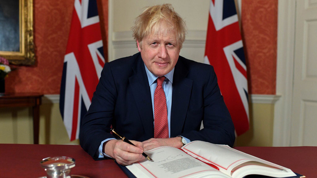 Премьер-министр Великобритании Борис Джонсон в пятницу объявил, что подписал закон о выходе страны из состава Евросоюза. "Сегодня я подписал соглашение о выходе Соединенного Королевства из ЕС 31 января, тем самым соблюдаю демократический мандат народа Великобритании", - написал Джонсон в твиттере.