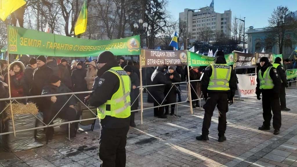 Утром, 6 февраля, у дверей Верховной Рады Украины снова неспокойно. Представители партий «Батькивщина» и «Свобода» там организовали массовый митинг против принятия закона, разрешающего продавать земли сельскохозяйственного назначения иностранцам.