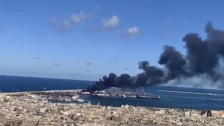 Войска Хафтара атаковали турецкое судно в порту Триполи