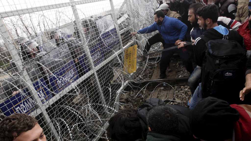 Президент Турции Реджеп Тайип Эрдоган заявил в субботу, что его страна открыла границы с ЕС для сирийских беженцев. "По состоянию на сегодняшнее утро, 18 тыс. мигрантов пересекли границу Турции и Европы. И мы впредь больше не будем закрывать эти двери, это будет продолжаться", заявил он.
