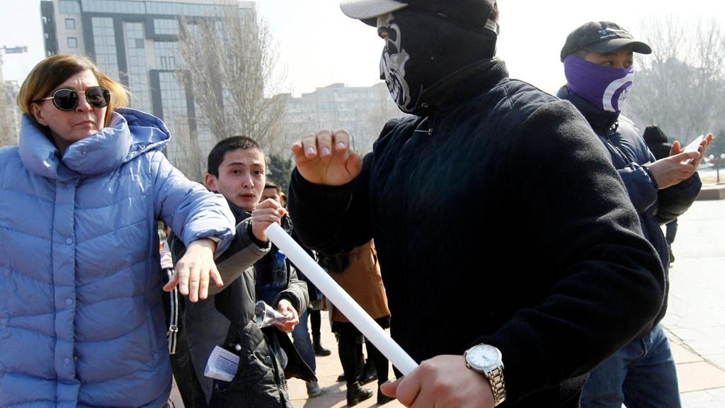 Активистки-феминистки решили в Международный женский день 8 марта провести марш в центре киргизской столицы. Не получилось. Сначала на участниц акции напали неопознанные» личности в масках. А затем оставшихся несломленными после пинания «гопотой» участницы марша были отловлены милицией и увезены в РОВД Бишкека.