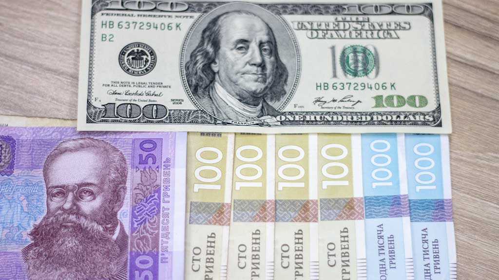 Вслед за российским рублём, подешевевшего на фоне снижения мировых цен на нефть, пошатнулись позиции у национальной валюты Украины. На утренних торгах межбанка гривна прохудилась сразу на 28 копеек.