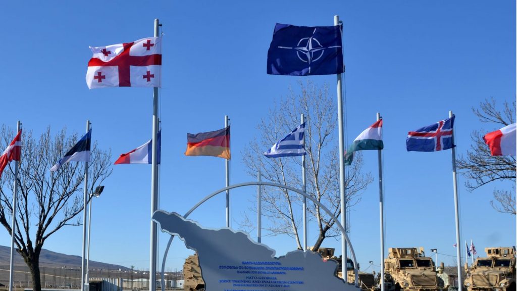 На военной базе «Крцаниси» близ грузинской столицы усиливается инфраструктура Североатлантического альянса. Там уже существует совместный грузино-атлантистский учебный центр JTEC. Главное его предназначение – обучение грузинских военнослужащих под пристальным присмотром инструкторов из НАТОвских держав.