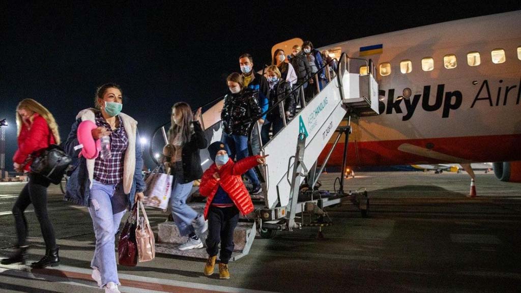 История с застрявшими на итальянской границе украинцами по всей видимости благополучно закончилась. Минувшим вечером в аэропорту «Борисполь» приземлился самолёт авиакомпании SkyUp Airline с эвакуированными гражданами. На родину спецрейсом были доставлены 123 человека.