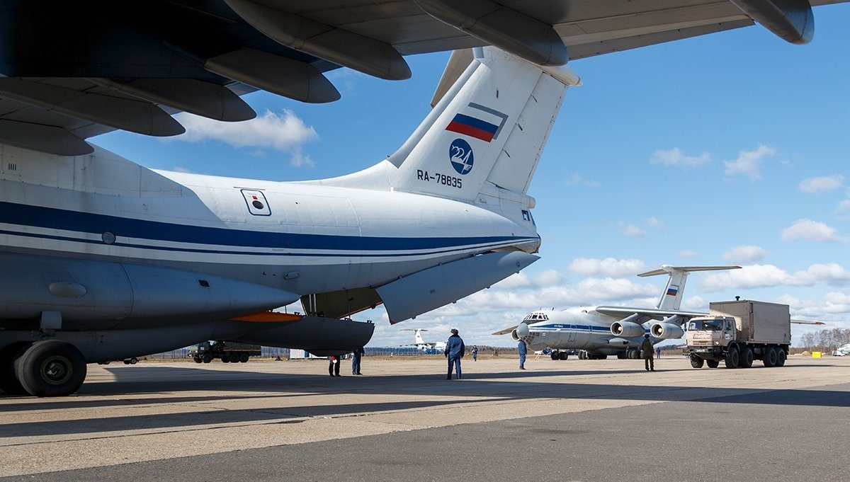 Россия отправила военных медиков на помощь Италии и Сербии