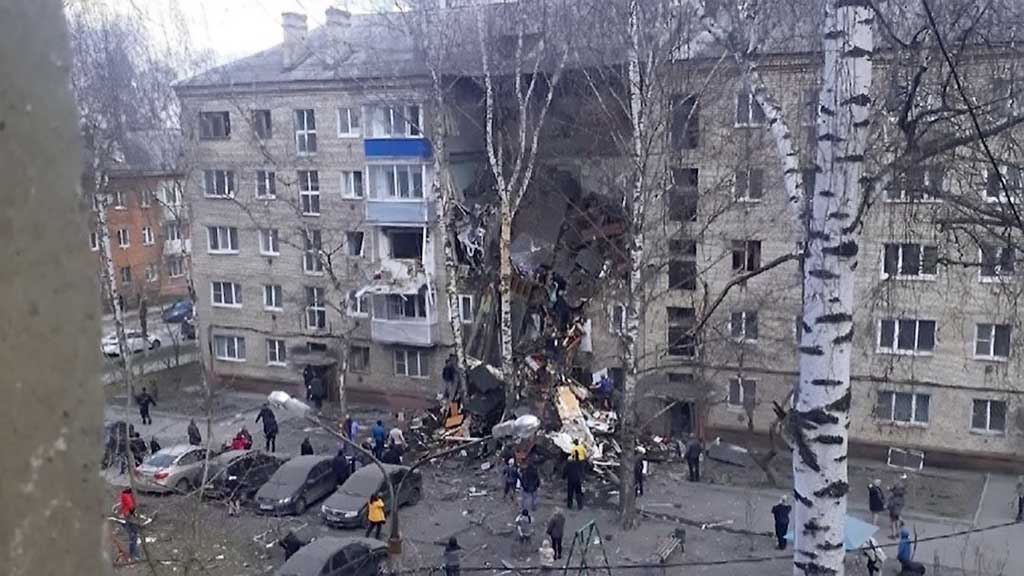 В результате взрыва бытового газа в пятиэтажном жилом доме в Орехово-Зуеве, произошло обрушение части здания с первого по пятый этажи, сообщили в экстренных службах. По предварительным данным, на нижних этажах есть погибшие.
