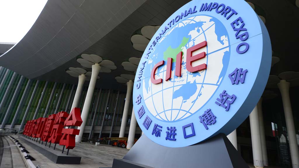 Туркменские товаропроизводители снова хотят представить свои товары на Международной импортной выставке в Китае (CIIE). Она уже будет третьей по счёту и пройдёт с 5 по 10 ноября нынешнего года.