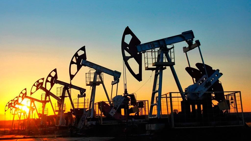 Странам участникам ОПЕК+, в ходе состоявшихся накануне десятичасовых переговоров в формате видеоконференции, удалось согласовать сделку по снижению добычи нефти. Об этом сообщил министр энергетики России Александр Новак.