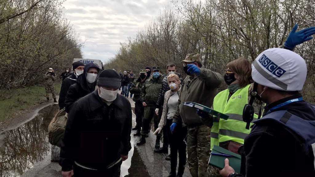 Анонсированный ещё в конце марта обмен пленными между Киевом и самопровозглашёнными республиками Донбасса проходит сегодня, 16 апреля. Ранним утром в районе пропускного пункта «Майорск» под Горловкой украинская сторона передала ДНР 10 человек, а в Киев, в свою очередь, уедут 9 задержанных.