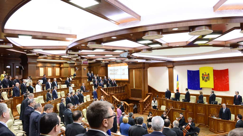 Молдавский парламент после бурного заседания большинством голосов ратифицировал соглашение о предоставлении Россией кредита на десять лет на 200 миллионов евро под 2% годовых. Однако оппозиция выступила против, назвав этот кредит «политическим и опасным для страны».