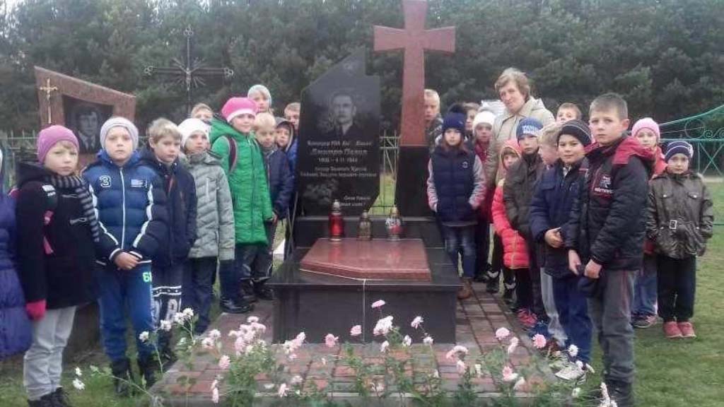 Недавно в Львовской области разгорелся скандал на фоне героизации нацистского коллаборанта Дмитрия Пелипа, служившего в гитлеровском батальоне «Нахтигаль». На его могилу привели учащихся одной из местных школ, чтобы возложить цветы и зажечь свечи.