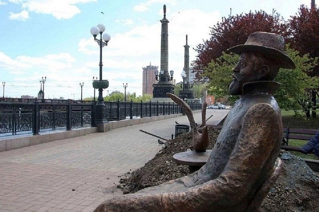 Свободная от бандер территория: В Донецке отныне есть памятник русскому классику Чехову