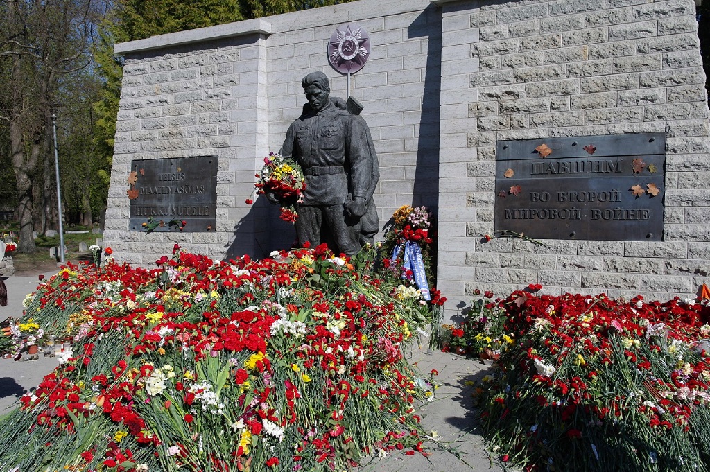 «Бронзовый солдат» в Таллине усыпан цветами благодарности