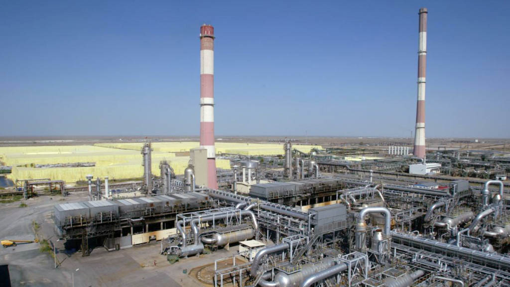 Коронавирус напрямую ударил по нефтедобывающей промышленности Казахстана. Речь в данном случае не идёт о падении цены на «чёрное золото» на мировых рынках из-за пандемии COVID-19. Крупнейшее месторождение в стране Тенгиз оказалось на пороге остановки добычи нефти.